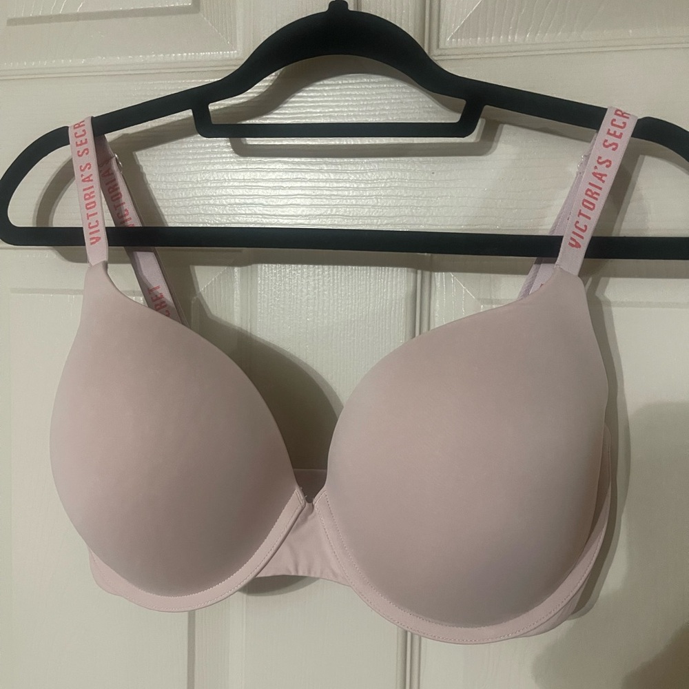 Victoria’s Secret Tshirt Push up full coverage bra 34DDD. Gently worn.